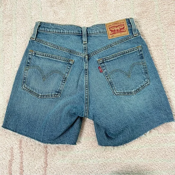 NWOT Levi's 501 Mid Thigh Denim Shorts Button Fly Raw Hem Size 26 - Picture 2 of 11